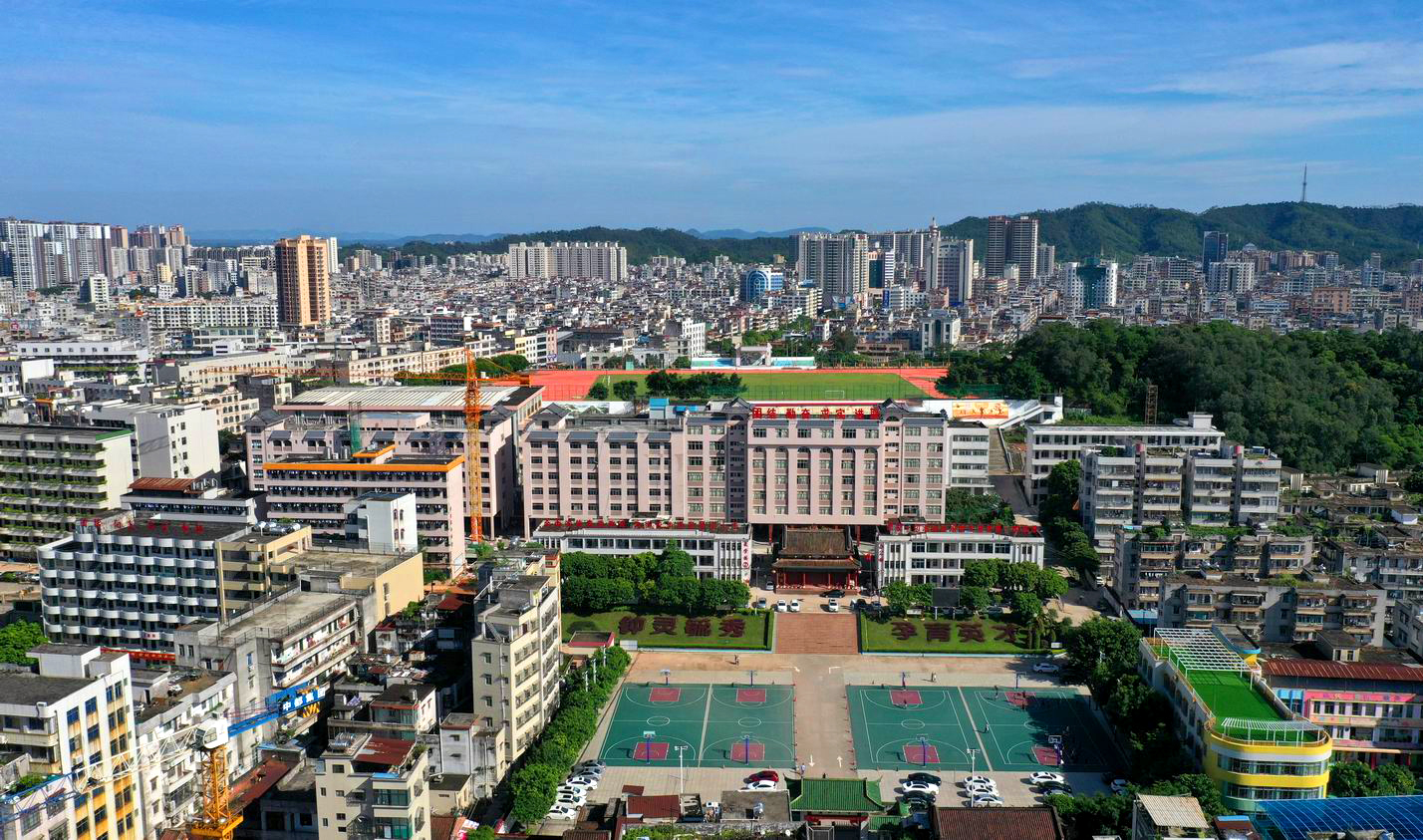 廉江中学举办"教育智慧" 高级研修班,开展师德师风培训为教师节献礼