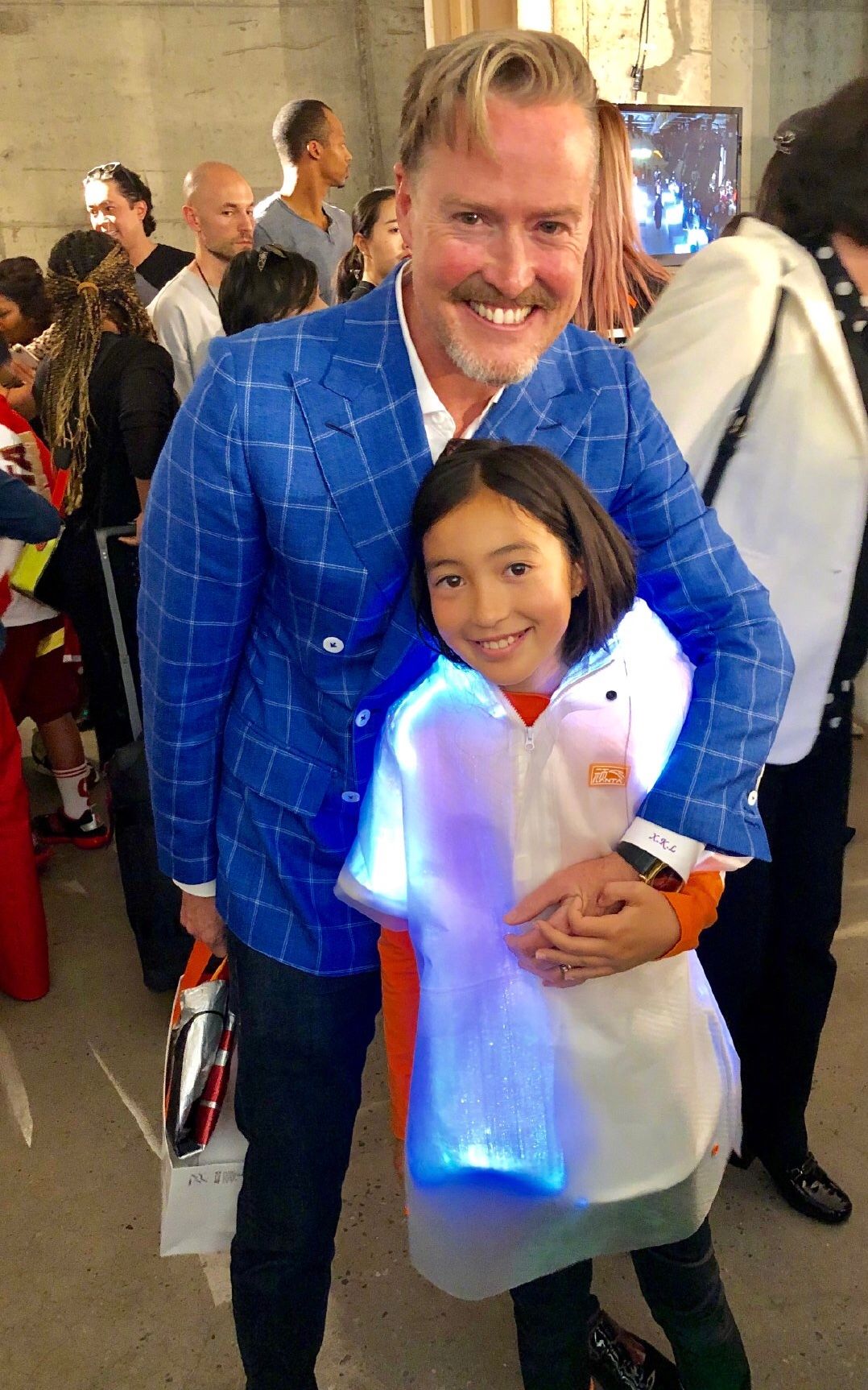 夏克立带夏天参加纽约时装周偶遇陈小春应采儿四人装扮太炫酷