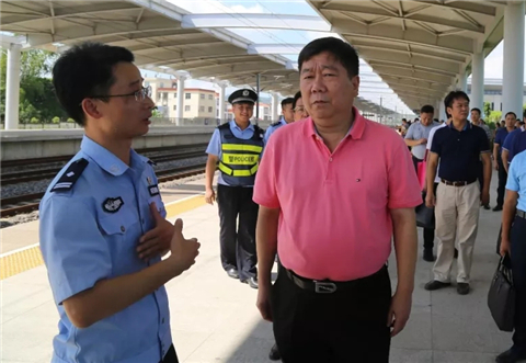 补短板找亮点戴平忠带队开展铁路沿线环境整治现场办公