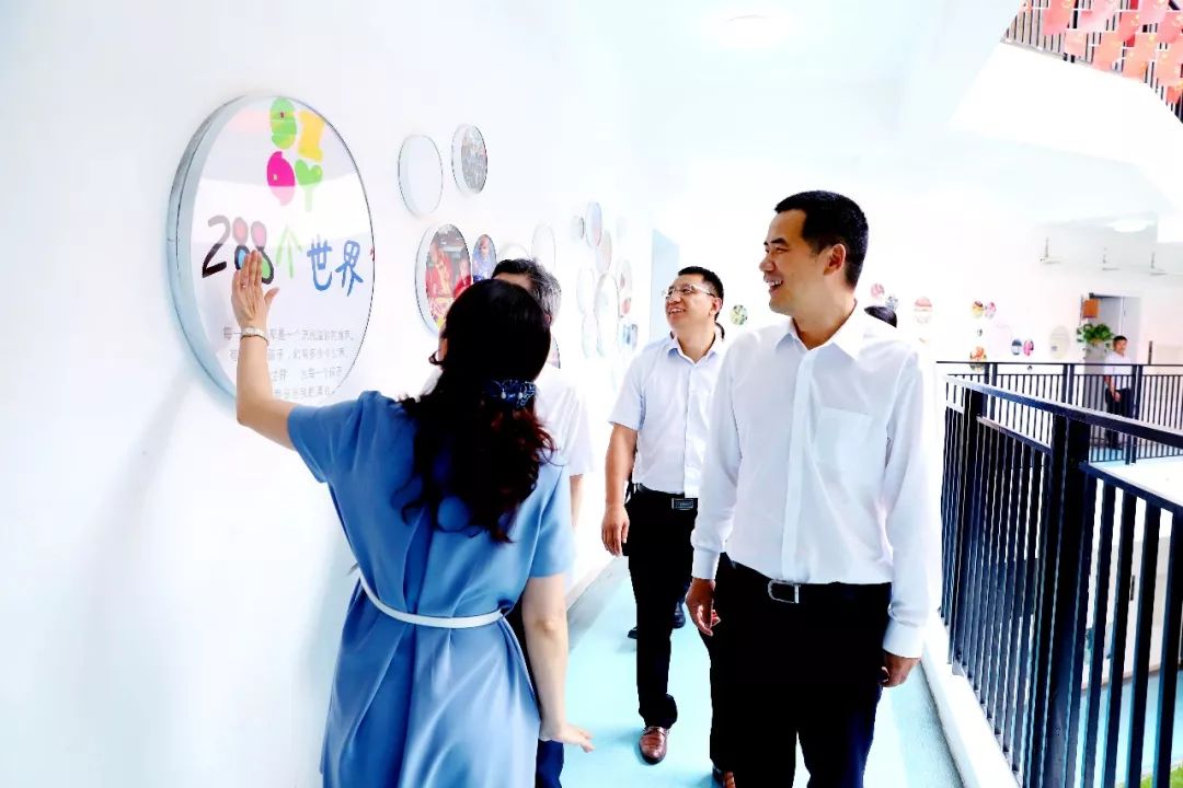 深投控总经理王文杰,部长王川一行到深圳实验幼儿园进行教师节慰问及