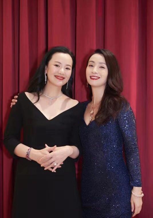 49岁咏梅黑裙红唇气质太高冷苦熬数年终得影后老公是王菲初恋