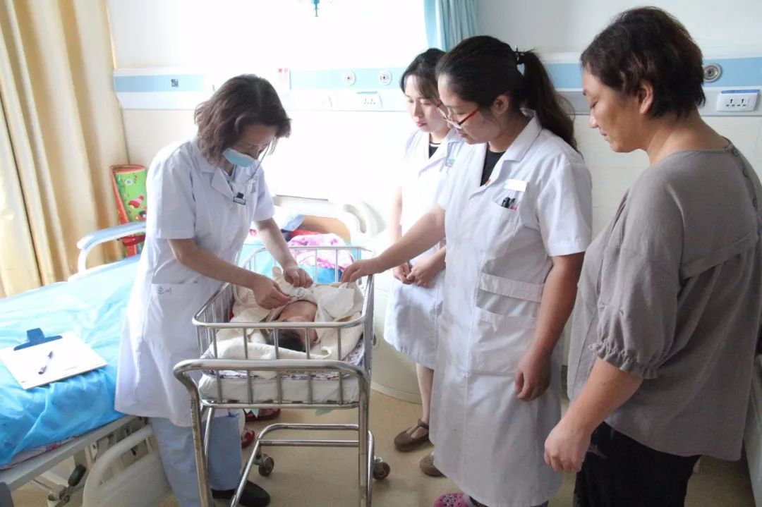 市妇幼改善医疗服务再推新举措新生儿科医生进产科查房