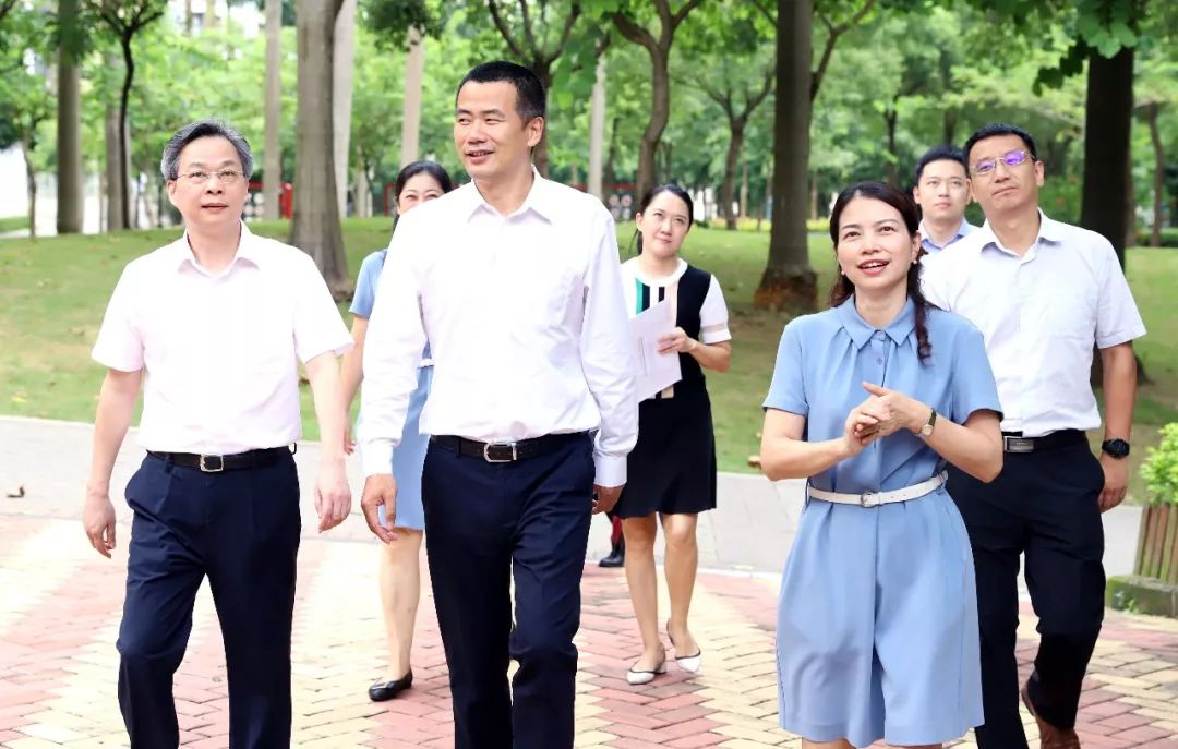 深投控总经理王文杰,部长王川一行到深圳实验幼儿园进行教师节慰问及