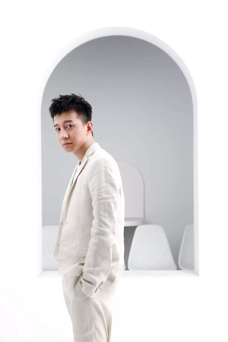 2017年,刘霖以一部《睡沙发的人》崭露头角,他也凭借这个角色获得第