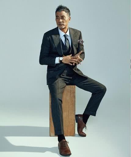 任达华受伤后首度与老婆合体秀恩爱,送巨型熊猫示爱羡煞旁人