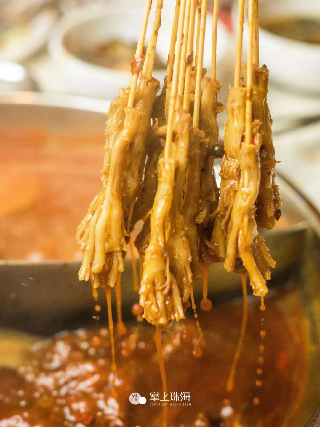 从四川 远道而来的豆筋是众多食客必点的素菜之一,豆皮层层叠叠,比