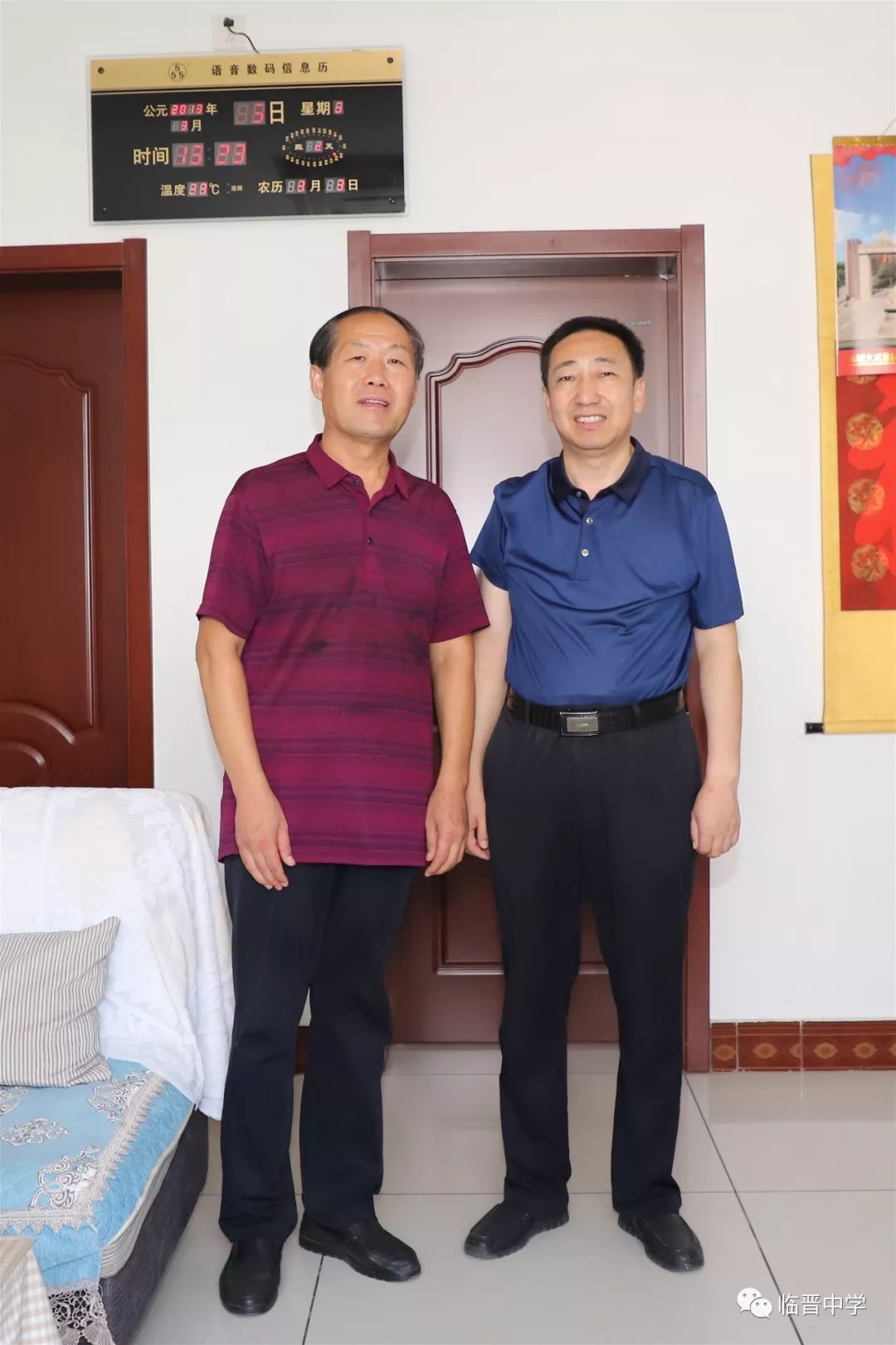 于鹏飞和谢双才老师合影留念景仁明校长代表我校全体教师感谢于书记的