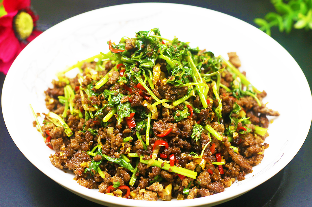 香菜炒牛肉末香嫩美味开胃又下饭做法简单3分钟出锅