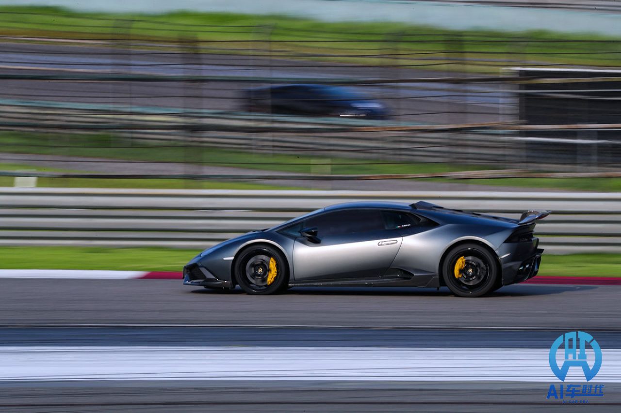 超跑客户的盛会 30台兰博基尼上赛巡游实拍