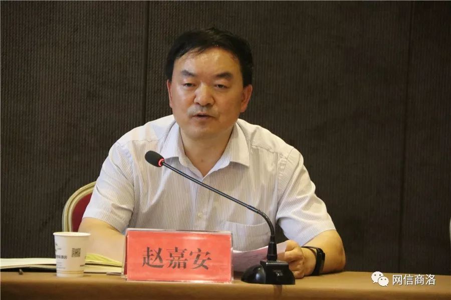 市委网信办主任赵嘉安讲话并向采访团授旗,副主任鱼鸰主持.