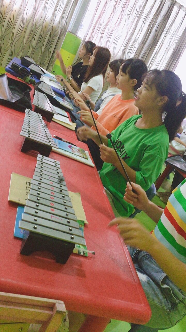 演奏小钟琴,不仅可以培养孩子的音乐兴趣,而且能够掌握音乐基础知识