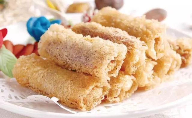 锅烧热后倒入菜油,待油烧至七成热(约175℃)时,投入山药,炸至发黄时