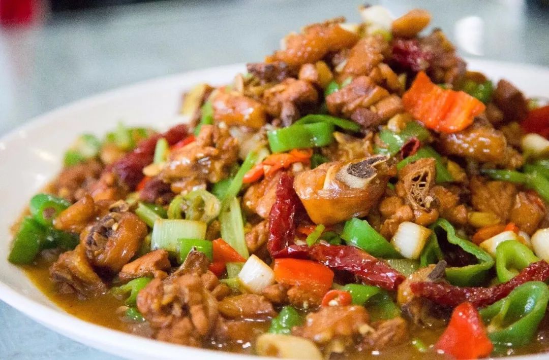 加速身体恢复,还能缓解产后脱发为身体虚弱的家人做一碗黄焖鸡米饭