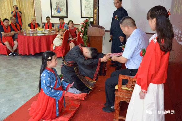 翟剑锋先生的徒弟三拜谢师礼成现场有多位领导和业界人士的共同见证翟