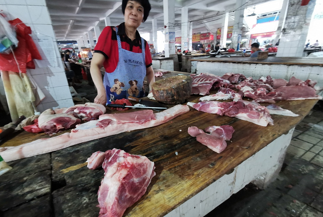 灵山逛菜市场猪肉涨价拉升了整体肉价现在大猪没了开始杀小猪