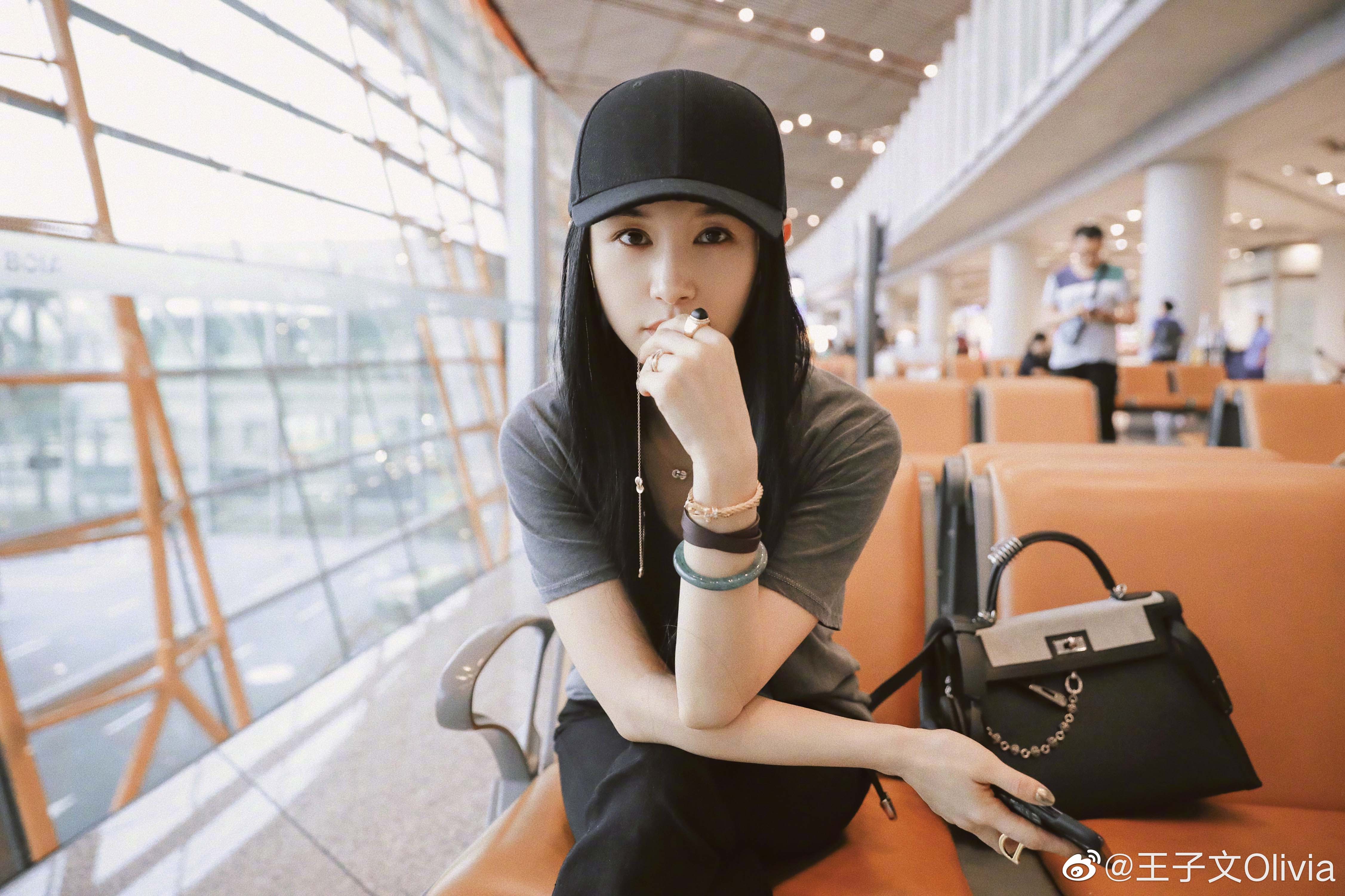 近日,演员王子文在微博上晒出了一组机场新造型图片.