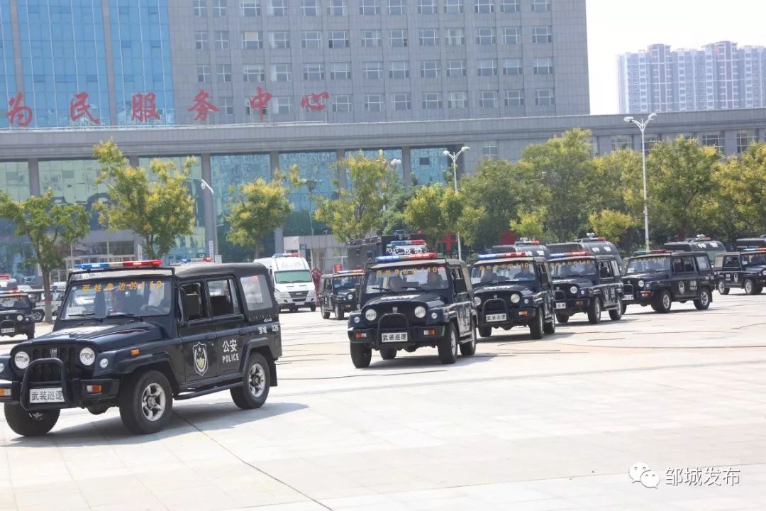 启动仪式上,市政府副市长,市公安局局长刘书寅作了表态发言.