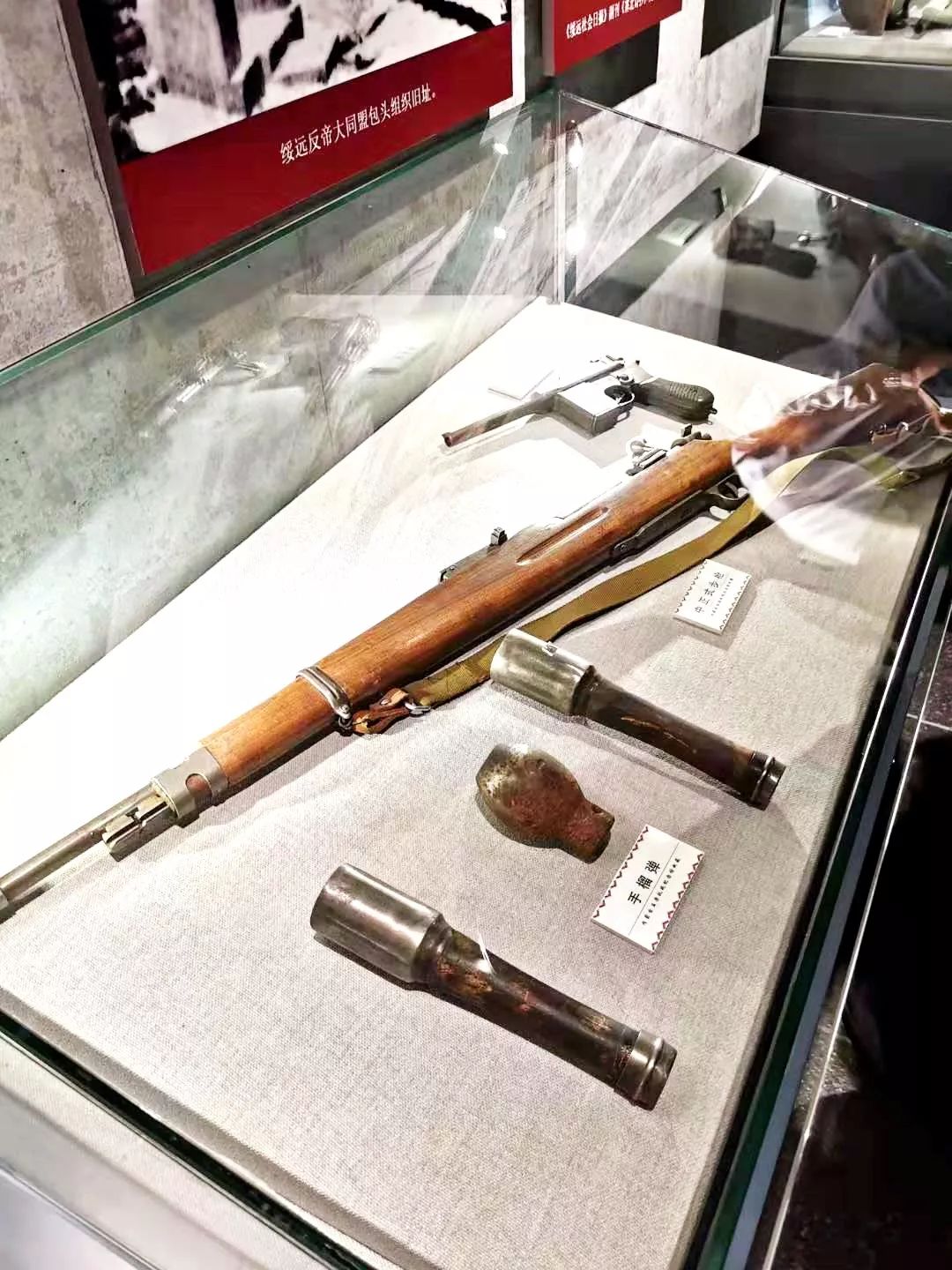 中正式步枪,手榴弹.军用电报设备.战斗机模型.军车.大炮.