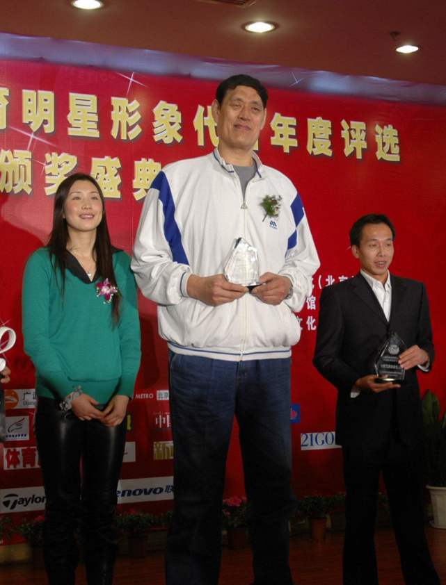 穆铁柱去世11年妻儿现状:儿女都不高都是上班族,妻子不再住平房_身高