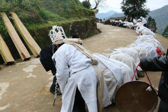 安葬公墓第二个,提倡火葬在过往的农村,如果家里有老人去世,通常是