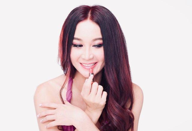 温碧霞晒心形嘴唇53岁无皱纹是滤镜太厚还是真的逆生长