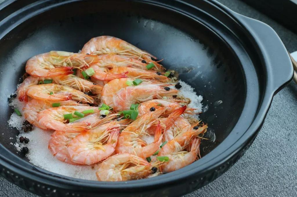 没有烤箱三个步骤用砂锅做盐焗虾连壳带肉吃十斤都不够