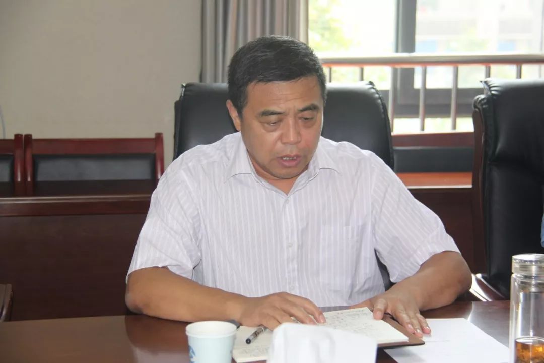 情况图为:局党委委员,总工程师刘士俊通报局大建设项目推进情况图为