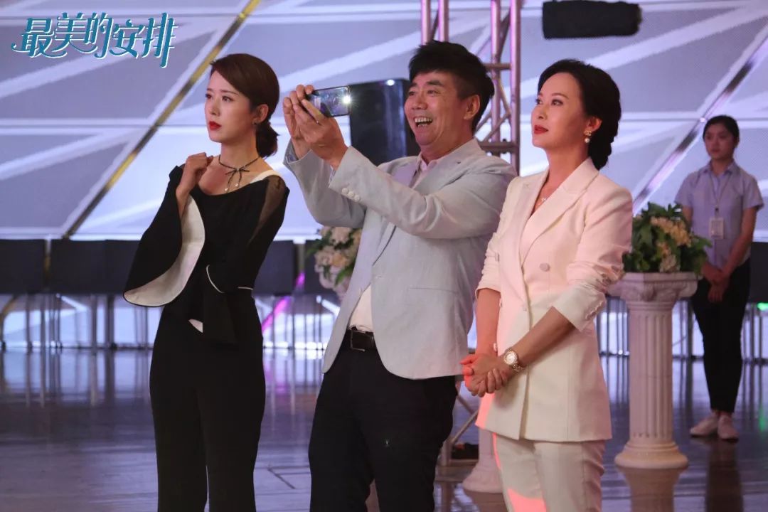 最美的安排越是和合的家庭喜剧越是藏着艰难又昂扬的中年