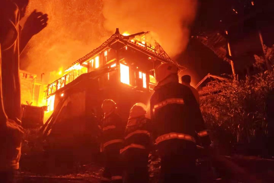 (图一:火灾扑救现场)(图二:火灾扑救现场)火灾发生后,州,县应急部门