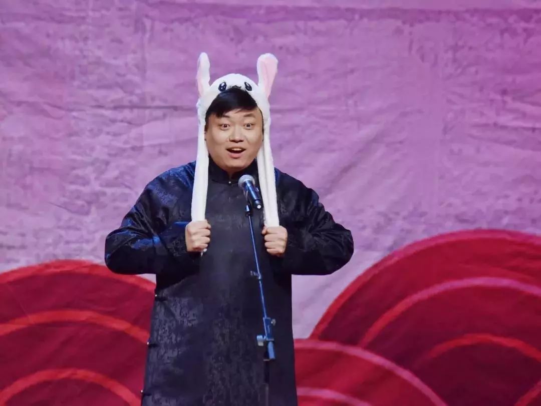 团队中还有出身京剧世家,嗓子极好的相声演员叶蓬,颇具表演天赋的李丁