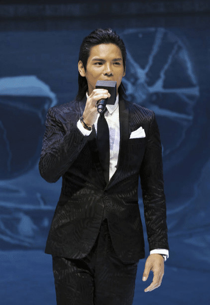 原创向佐剪掉多年长发,"魔兽"外形清爽许多,网友:娶到郭碧婷有福气