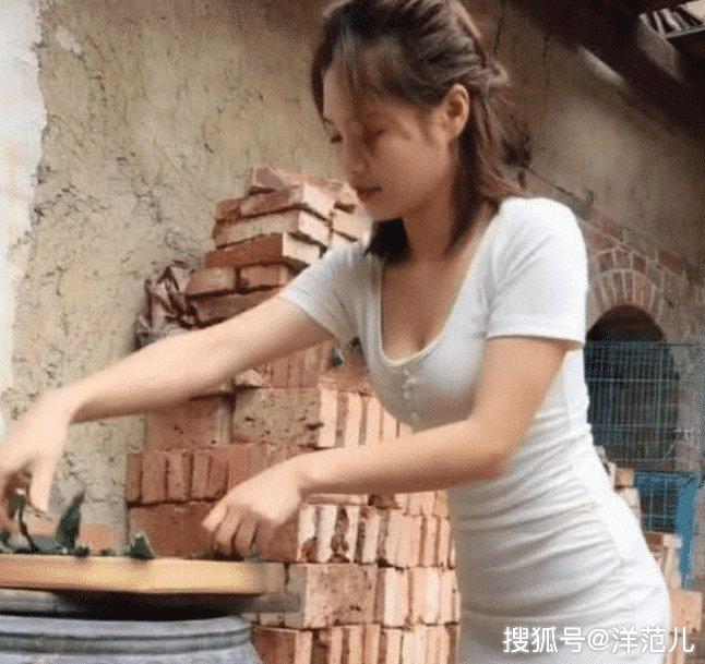 弯腰美女买菜图片