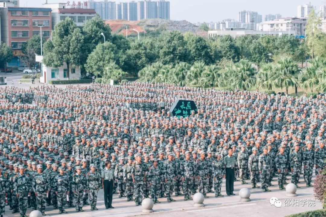 小石臼們集合在明德樓北棟前坪,下午四點左右,(小石臼們在指導下使用