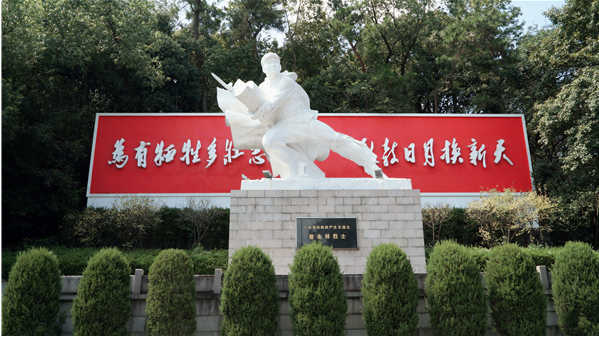 视频湖城商会组织会员赴杭州开展拓展暨红色教育活动