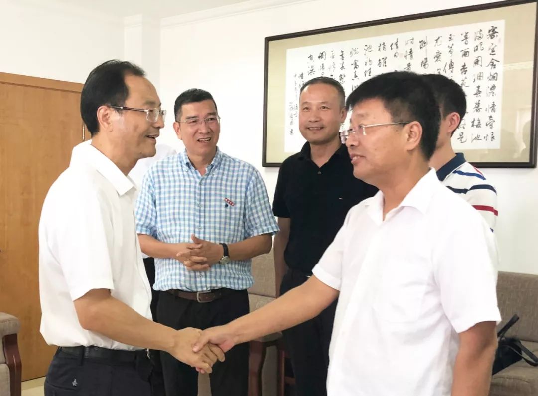 温州瓯越情优秀校长获得者,市劳模谢炳冲等瑞安部分优秀教师,并召开