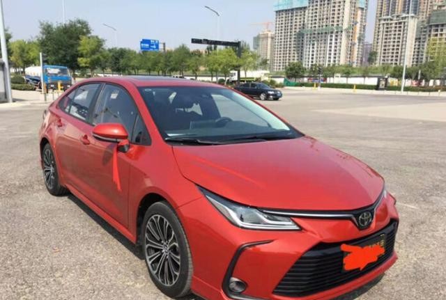 新丰田卡罗拉运动版提车红色车身真够骚开在路上十分抢眼