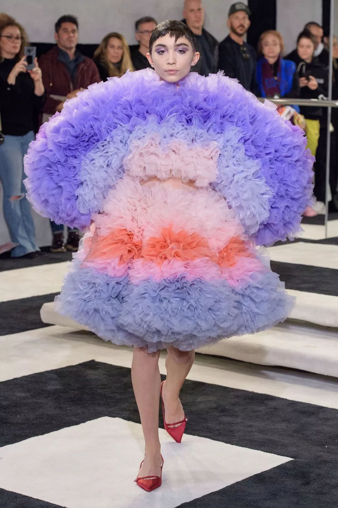 7套衣服一场秀每一件用200米面料的巨型沐浴球裙子tomokoizumi纽约