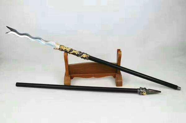 重达五十多斤的矛身,在黑色的锦絮飞舞中横扫战场,挑敌破甲,矛尖向敌