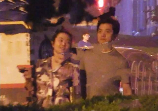 原创李健与妻子孟小蓓街头散步罕见同框女方有说有笑手舞足蹈显恩爱