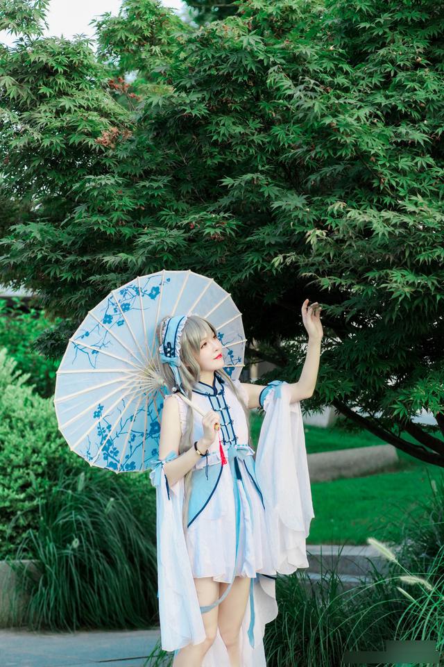 人气虚拟偶像洛天依的cos欣赏来自于三位国人妹子的作品