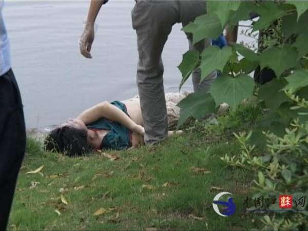 搭让他眉头紧皱,又望向四周,小声嘀咕着,"这附近不像是有人居住的样子