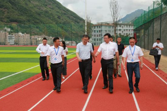 彝良县委书记姚勇走访天立学校"这是彝良最好的条件了,彝良的孩子不用
