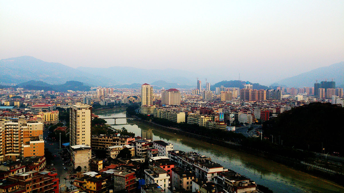 晋江东溪上游,东接仙游县,西连漳平市,南和南安,安溪两县市接壤,北与