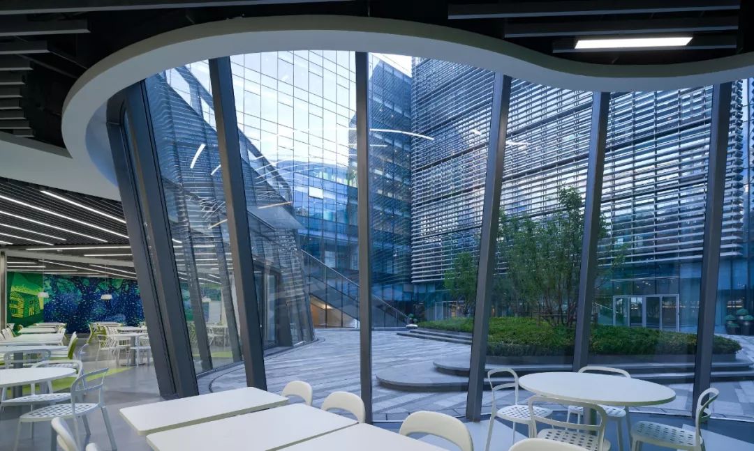 内部庭院一角自然光线充足的室内空间项目:新浪总部大楼位置:中国北京