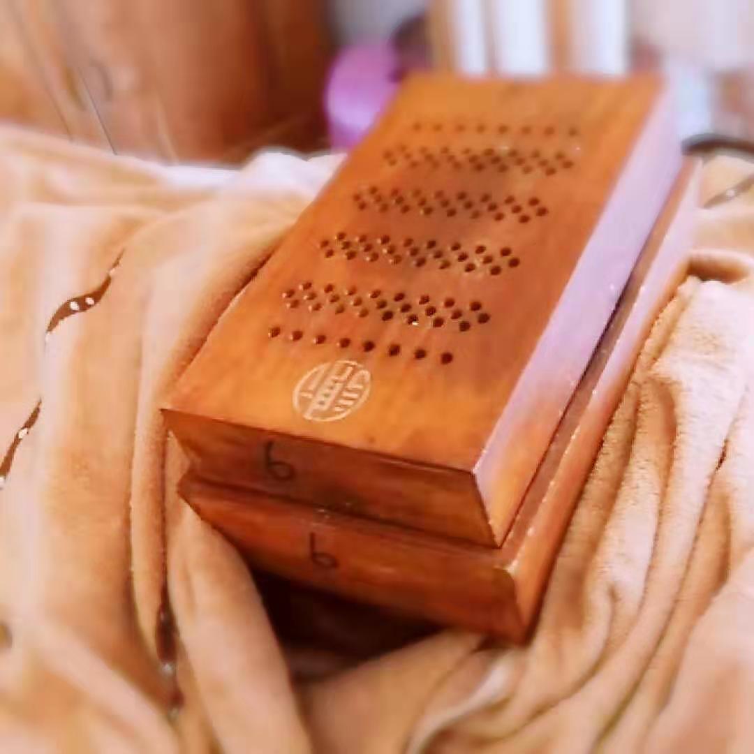 新铺灸是在长蛇灸的基础上变化而来,它吸取了隔姜灸,隔药灸,艾绒加药