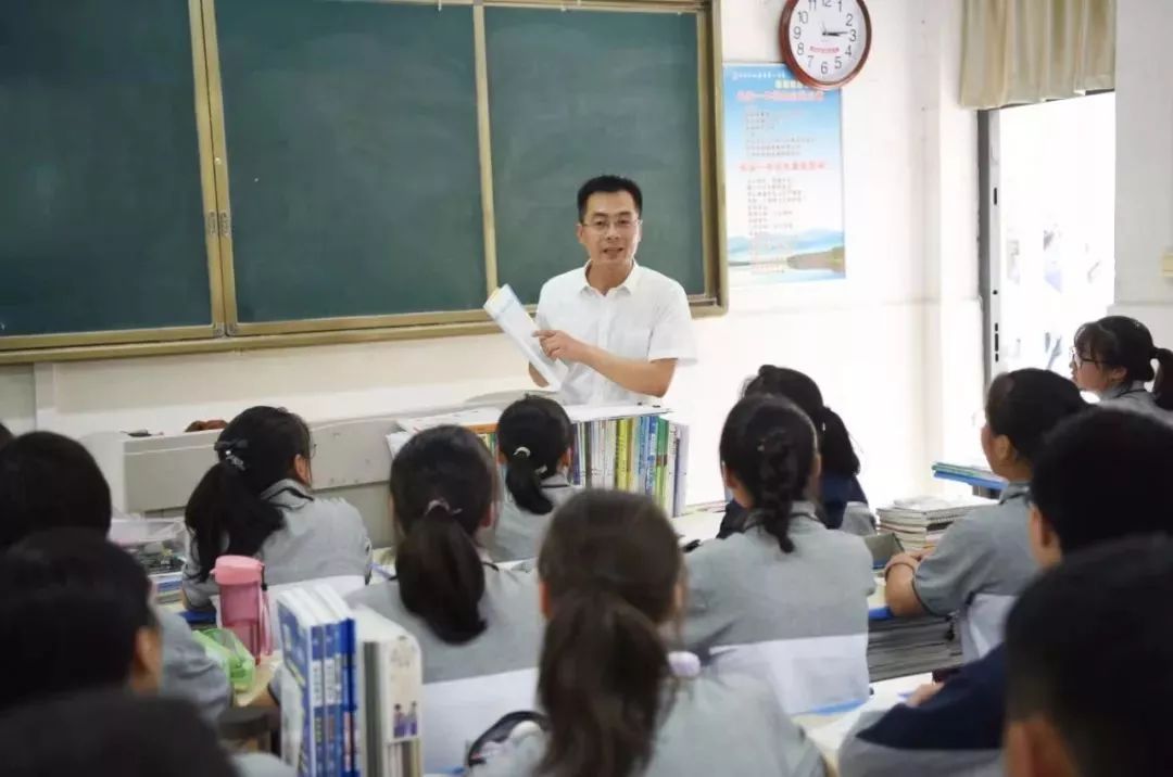 2003年大学毕业后,韩超回到母校—省示范性高中西安市长安区第一