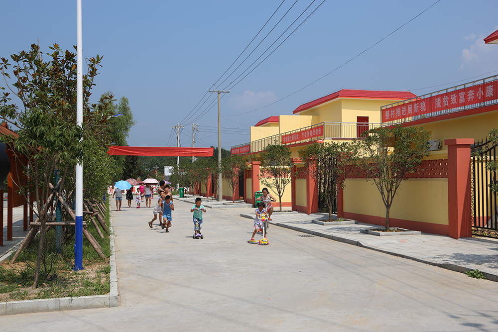 城郊乡东庄村易地搬迁集中安置社区一隅今年49岁的杜中军家住南召县乔