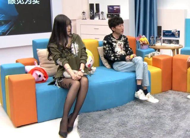 虎牙二台解说药水哥对女主播疯狂揩油摸腿网友还艺术低俗