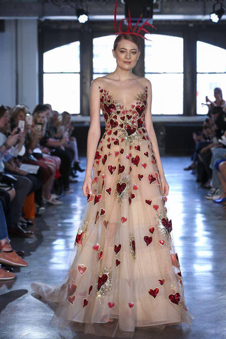 2019年顶级婚纱礼服大合辑从甜美到酷帅准新娘看过来