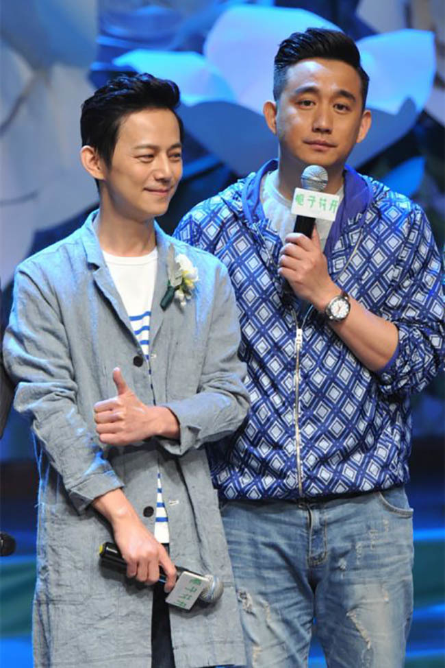 何炅和黄磊夫妇吃饭被偶遇孙莉外八走路显霸气何炅小碎步紧追